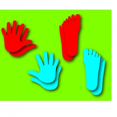 Recortes EVA de mãos e pés em cores azul e vermelho sobre fundo verde.