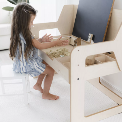 Mesa de madeira clara multifuncional com tampo basculante e compartimentos