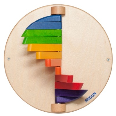 Brinquedo educativo de madeira colorido em forma de círculo com peças em espiral