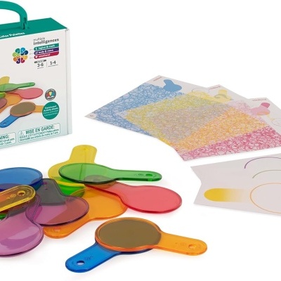 Conjunto de paletas coloridas translúcidas com cartões coloridos e embalagem ao fundo