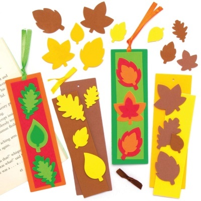 Marcação de livros coloridos com folhas recortadas em várias cores