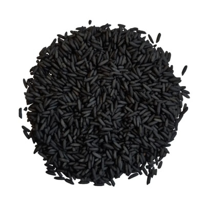 Grãos de arroz preto em círculo sobre fundo branco