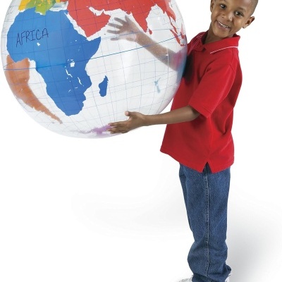 Criança com globo terrestre gigante colorido