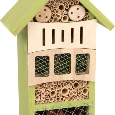 Casinha para insectos em madeira verde com tubos, discos furados e pinhas protegidos por grades metálicas.