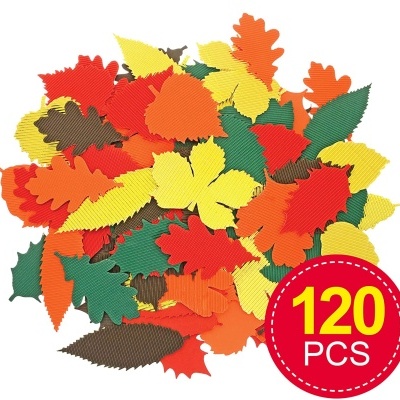 Folhas decorativas coloridas de várias cores e texturas outonais