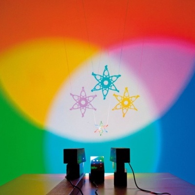 Projetores LED pintando flocos de neve coloridos suspensos