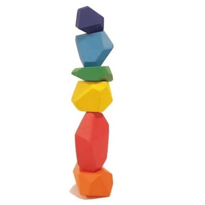 Blocos de empilhar de madeira coloridos empilhados verticalmente