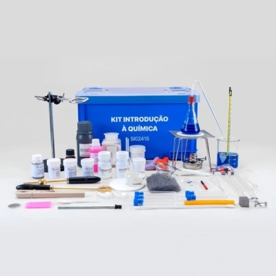 Kit de química com caixa azul e vários frascos, tubos de ensaio e equipamentos de laboratório