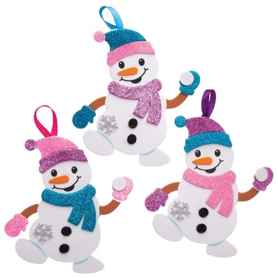 Três bonecos de neve decorativos brilhantes coloridos com gorro e cachecol
