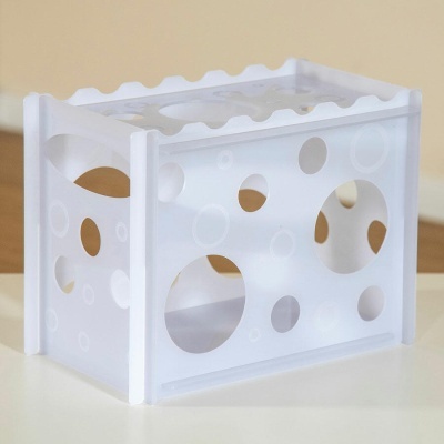 Garrafeira de plástico branco com padrão circular para armazenamento de garrafas