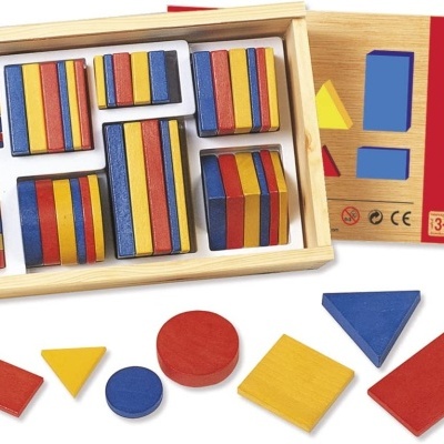 Conjunto de blocos lógicos coloridos de madeira com embalagem e caixa