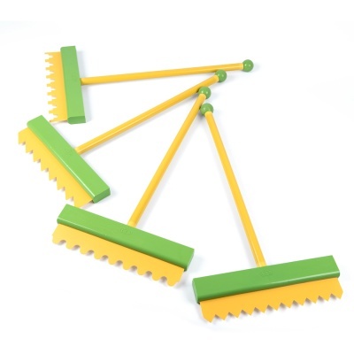 Ancinho de madeira amarelo com cabeça verde e amarela