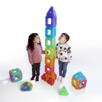 Crianças a brincar com blocos de construção coloridos em fundo branco