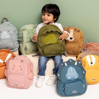 Criança com mochilas infantis coloridas com design de animais