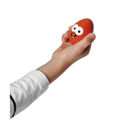 Mão segurando objeto oval vermelho com olhos e boca desenhados