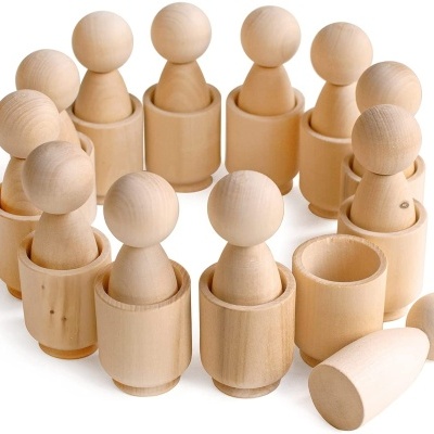 Peões de madeira natural dentro de copos cilíndricos de madeira, em grupo