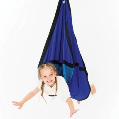 Columpio infantil azul com bordas pretas e criança sorridente em fundo branco