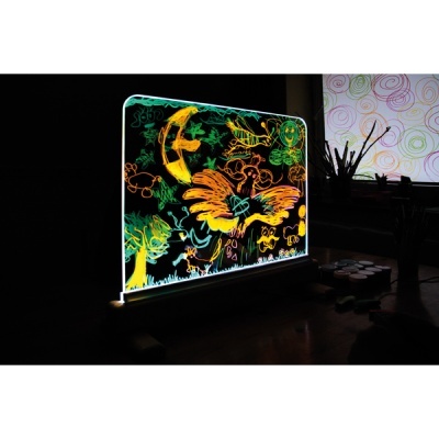Placa de acrílico iluminada com desenhos fluorescentes coloridos
