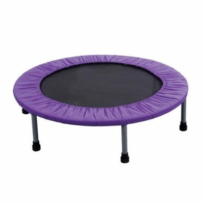 Mini trampolim redondo com borda roxa e superfície preta