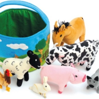 Brinquedos de pelúcia de animais da quinta com cesto colorido