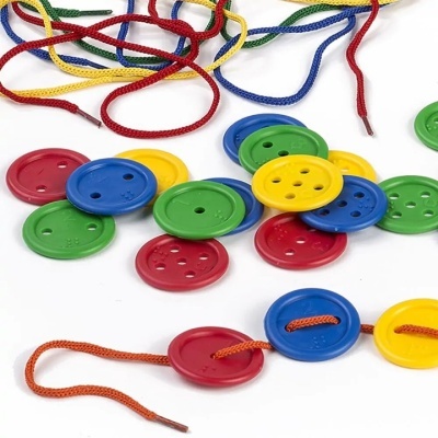 Botões coloridos de plástico com cordões para passar