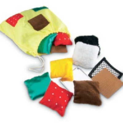 Conjunto de almofadas pequenas coloridas e saco amarelo com detalhes