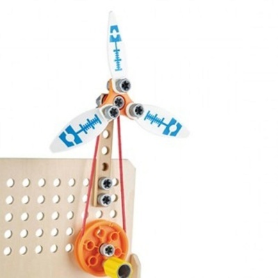 Peça construída com madeira e plástico mostrando hélice branca com marcas azuis fixada a base de madeira