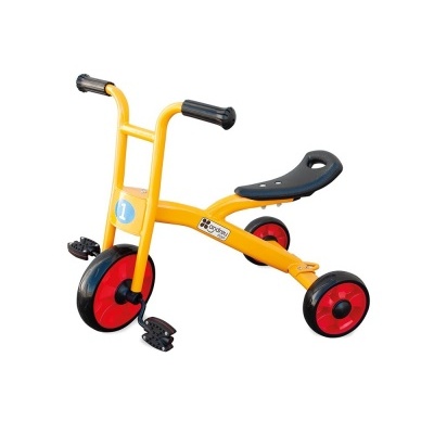 Triciclo infantil amarelo com assento preto e rodas vermelhas e pretas