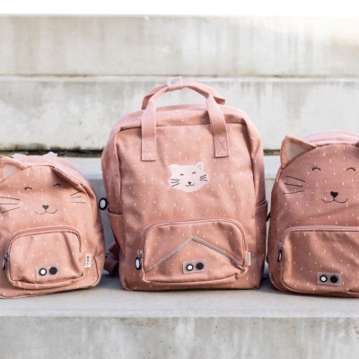 Três mochilas cor de rosa com padrão de pontos brancos e rosto de gato