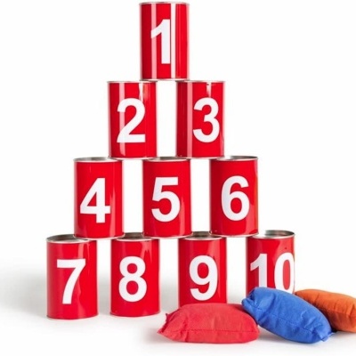 Latas vermelhas numeradas de 1 a 10 empilhadas com sacos de tecido coloridos