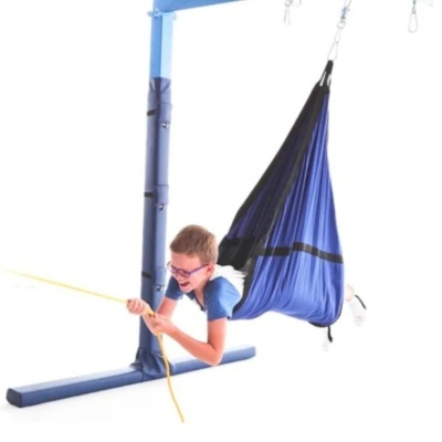 Suporte metálico azul com rede pendurada e menino segurando corda.