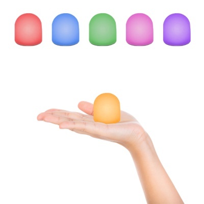 Cinco gomas coloridas com uma mão segurando uma goma laranja