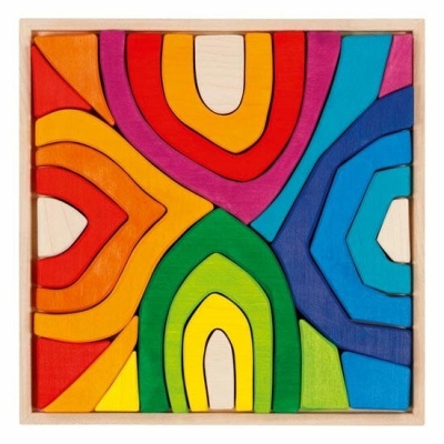Quebra-cabeças de madeira colorido num tabuleiro quadrado