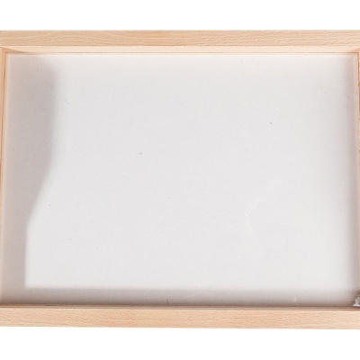 tabuleiro retangular com estrutura de madeira clara e base branca lisa com pegas laterais