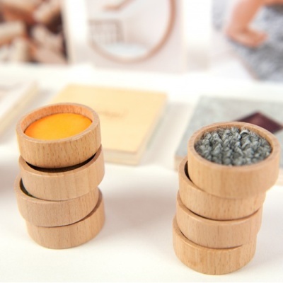 Conjuntos de caixas de madeira com materiais têxteis laranja e cinzento