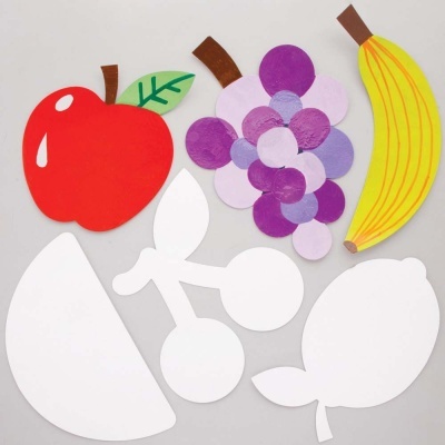 Recortes de papel em forma de frutas coloridas e em branco sobre fundo cinzento.