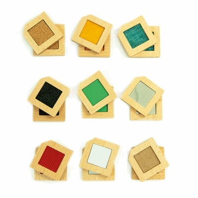 Nove quadrados de madeira com várias cores e texturas organizados em três filas