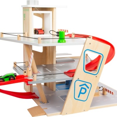 Estacionamento de brinquedo em madeira com rampas vermelhas e um carro verde