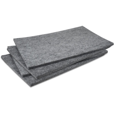 Três mantas cinzentas empilhadas com textura felpuda