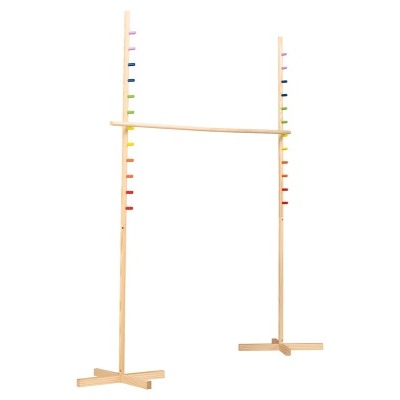 Estrutura de madeira para jogo com barras coloridas e fundo branco