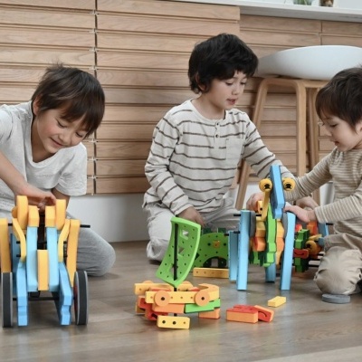 Crianças a brincar com blocos de construção coloridos no chão