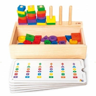 Brinquedo educativo em madeira com peças coloridas e cartas de padrões