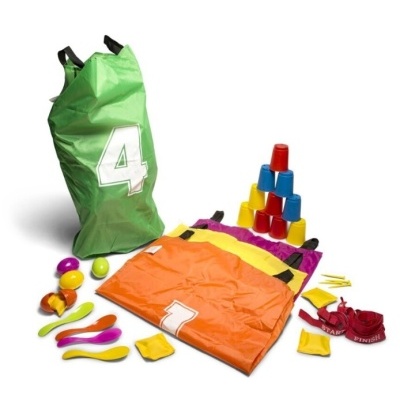 Conjunto de jogo para saltar ao ar livre com sacos coloridos numerados, colheres, ovos plásticos e copos empilháveis coloridos.