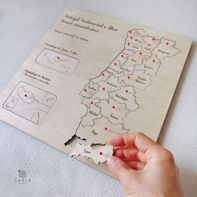 Mapa puzzle de Portugal Continental e ilhas em madeira clara com pinos vermelhos e letra cursiva preta