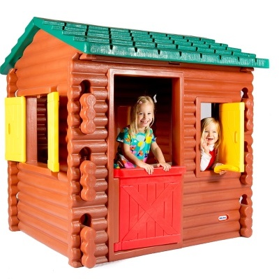 Casa de brincadeira infantil plástica com telhado verde, paredes castanhas, janelas amarelas e porta vermelha