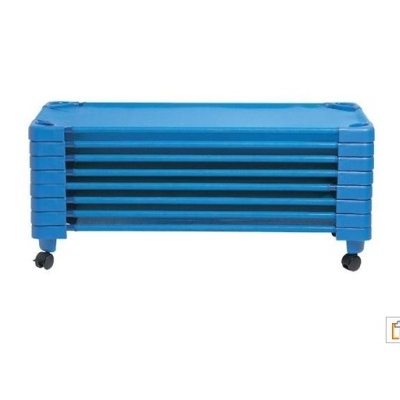 Conjunto de seis colchonetes azuis empilhados com rodas