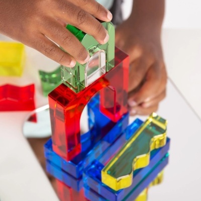 Bloquinhos de construção coloridos empilhados e refletidos num espelho