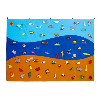 Painel de tecido colorido com figuras macias presas por velcro