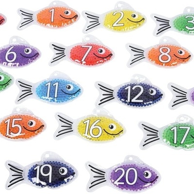 Peixes de brinquedo coloridos numerados de 0 a 20 sobre fundo branco