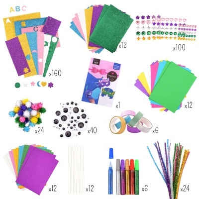 Conjunto de materiais artísticos coloridos para trabalhos manuais dispostos em fundo branco